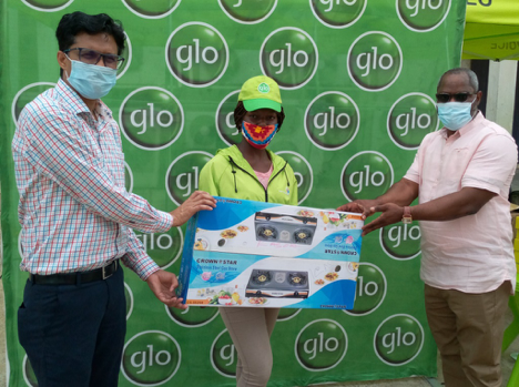 Glo fulfils promise … presents prizes to retailers, agents