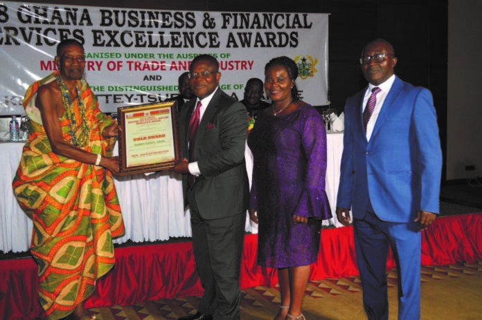 Nii Dr. Kpobi Tettey-Tsuru III, La Mantse, presenting a Gold Award to a Director of Kosmos Energy at a previous Awards Ceremony