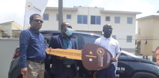 Maiden Asaase Radio Sound Clash presents grand prize to winner