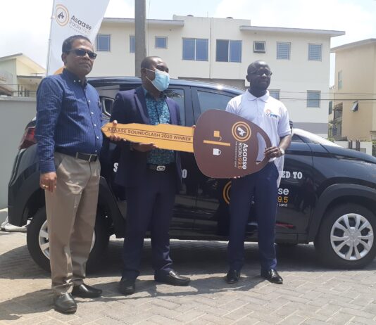 Maiden Asaase Radio Sound Clash presents grand prize to winner